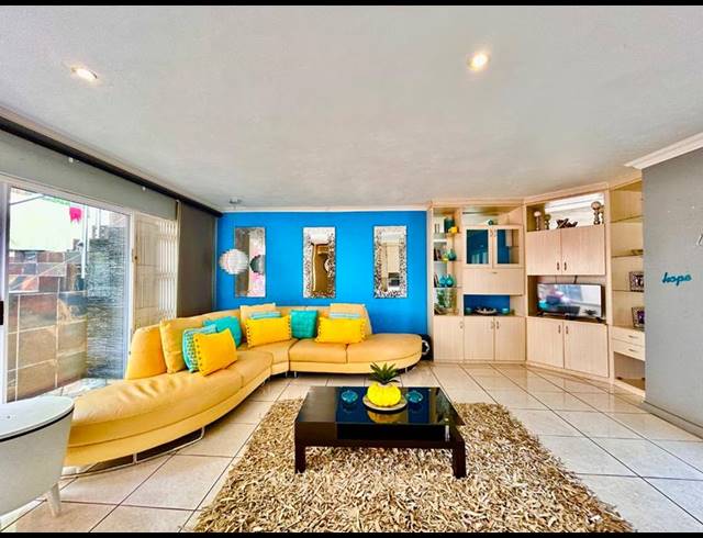 4 BEDROOM HOUSE FOR SALE IN CARIBBEAN BEACH